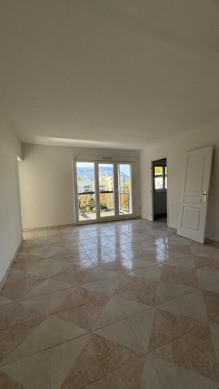 T4-142 RUE LEON JOUHAUX